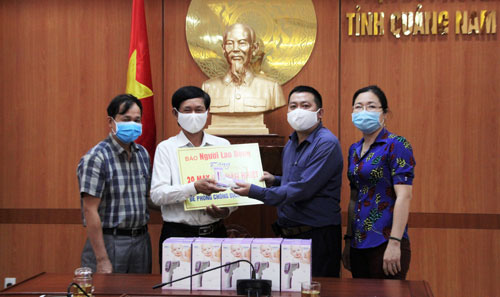 Cùng cộng đồng chung tay phòng chống dịch Covid-19: Tặng 20 máy đo thân nhiệt cho huyện Duy Xuyên, Quảng Nam - Ảnh 1.