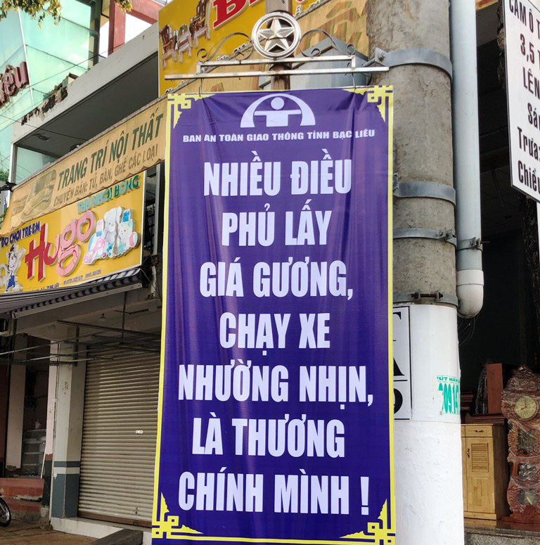 Băng rôn tuyên truyền giao thông sai chính tả treo đầy đường - Báo ...