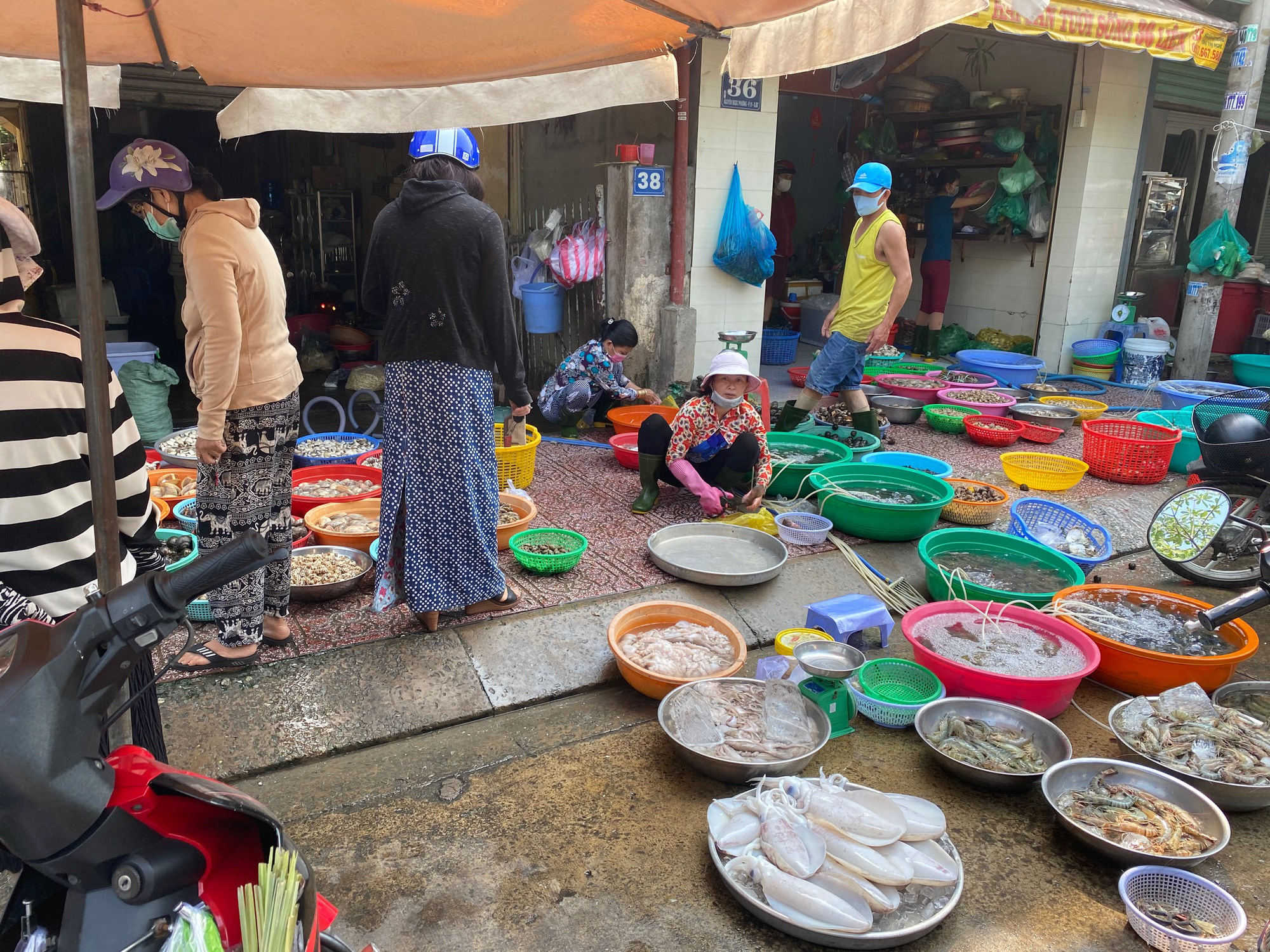 Cuối tuần, chợ thưa thớt, nhiều mặt hàng giảm giá - Ảnh 1. Cuối tuần, chợ thưa thớt, nhiều mặt hàng giảm giá - Ảnh 1.