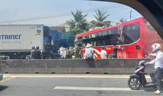 In the first two cars, the woman stopped at the bus stop died instantly - Photo 2.