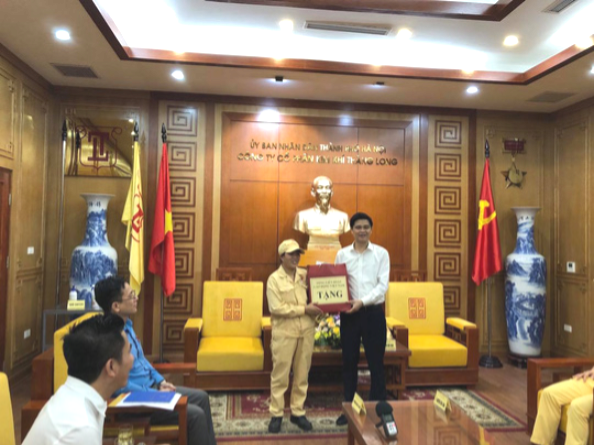 Lãnh đạo Tổng LĐLĐ Việt Nam thăm, tặng quà công nhân bị tai nạn lao động - Ảnh 1.