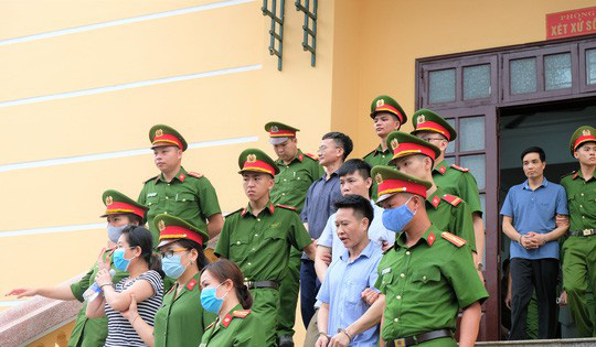5 lãnh đạo cấp phòng ở Công an tỉnh Hòa Bình nhờ xem điểm cho con - Ảnh 2.