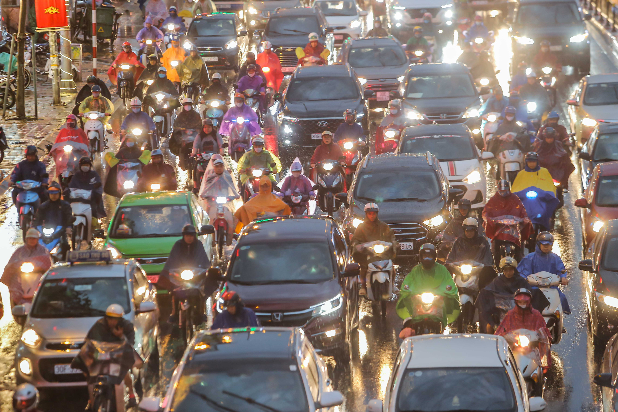 CLIP: Many people get lost in the middle of Hanoi street after a strong tornado - Photo 2.