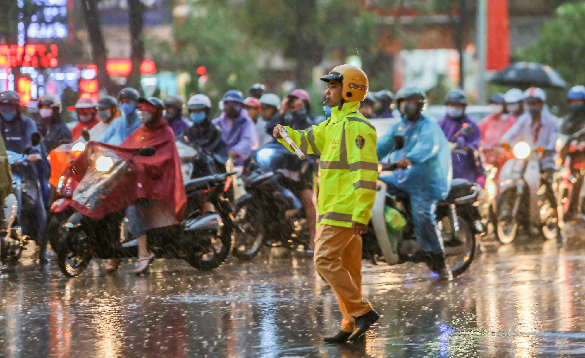 CLIP: Many people get lost in the middle of Hanoi street after a strong tornado - Photo 3.