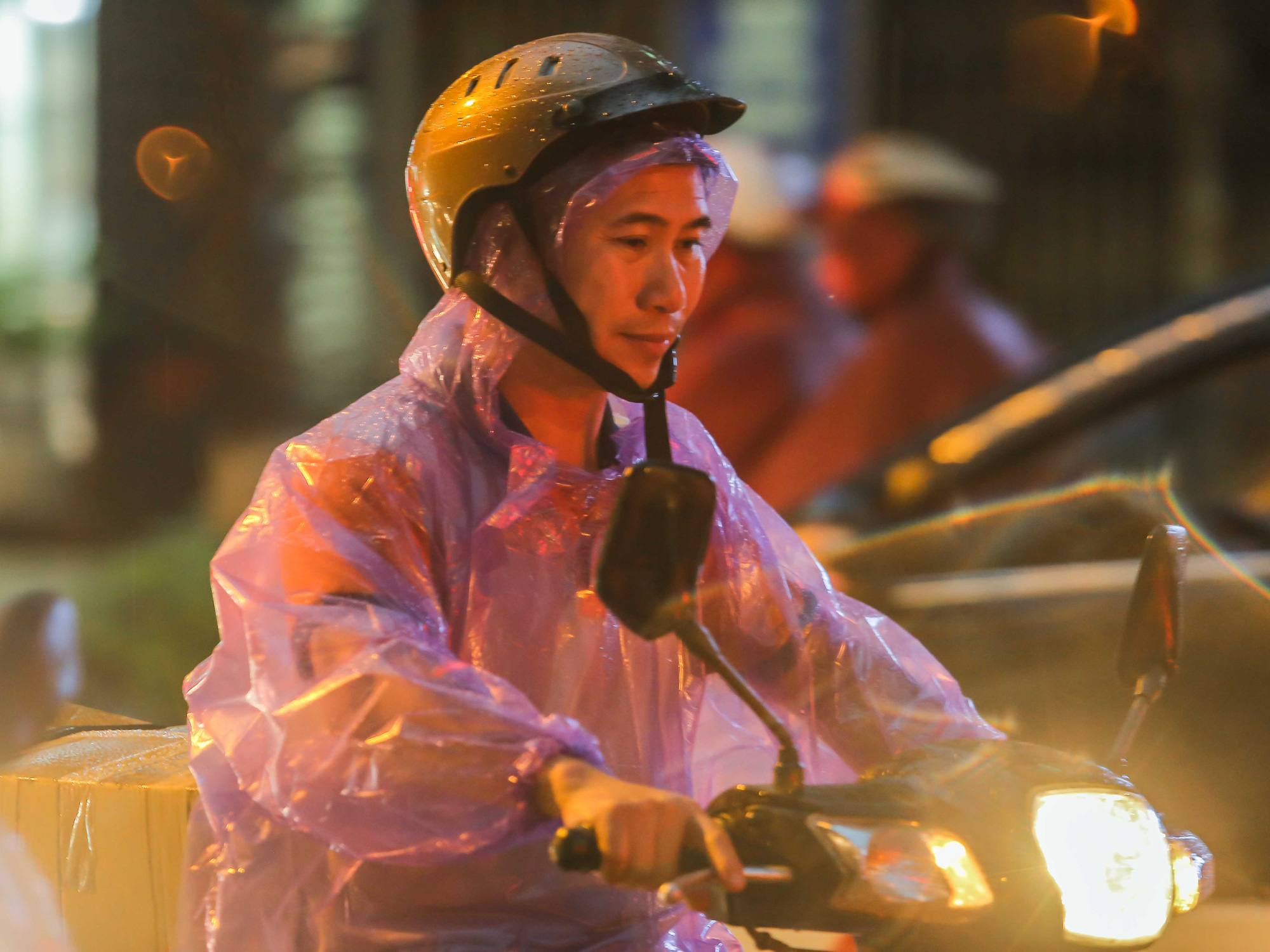 CLIP: Many people get lost in the middle of Hanoi street after a strong tornado - Photo 4.