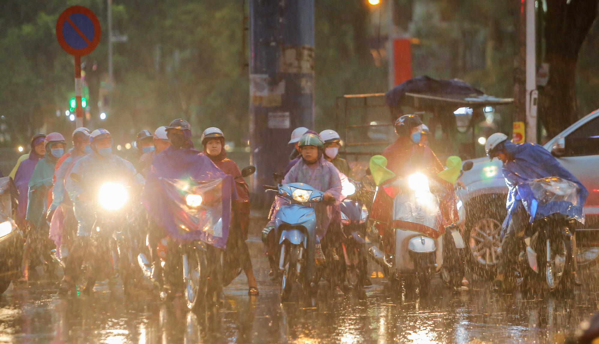 CLIP: Many people get lost in the middle of Hanoi street after a strong tornado - Photo 5.