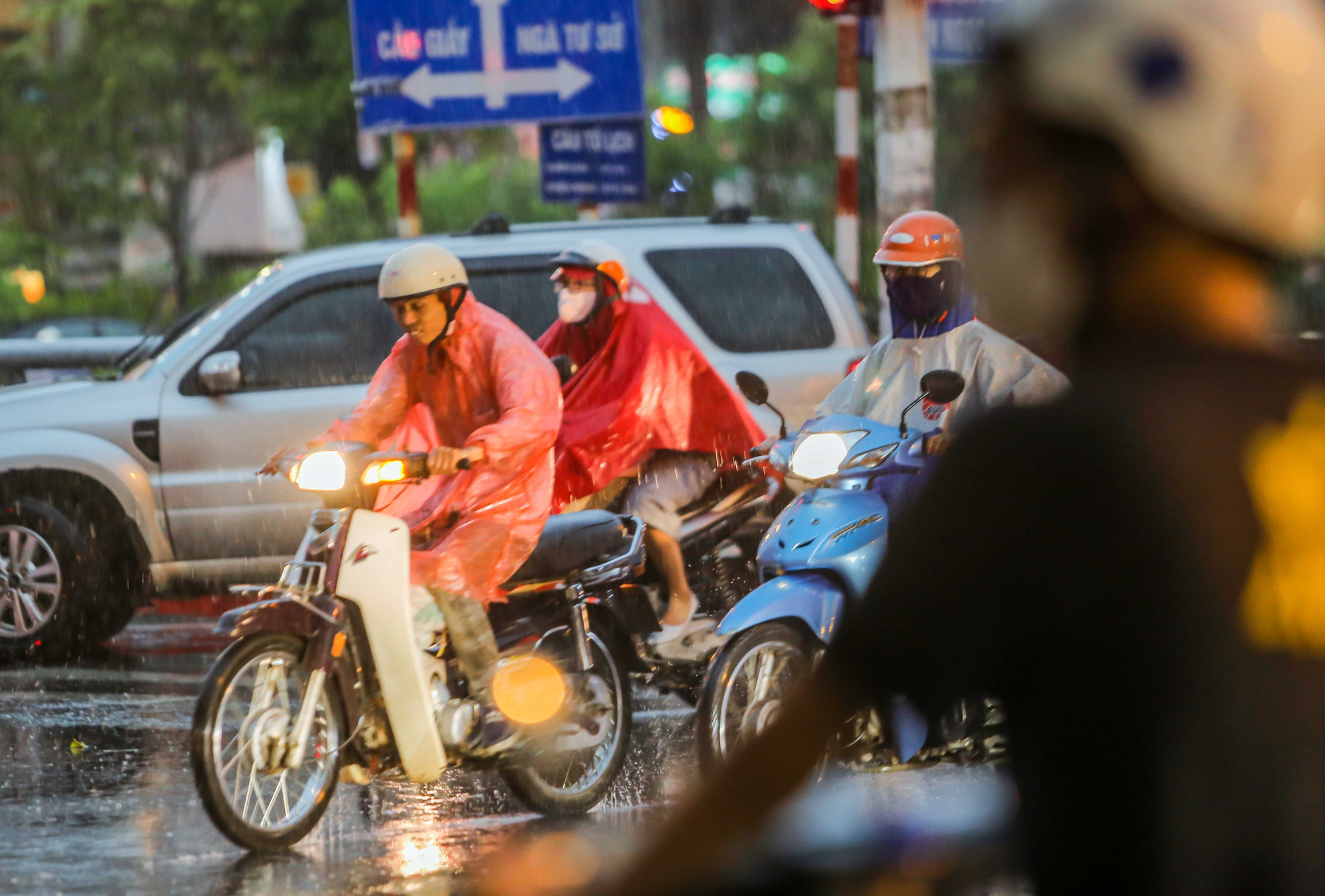 CLIP: Many people get lost in the middle of Hanoi street after a strong tornado - Photo 6.