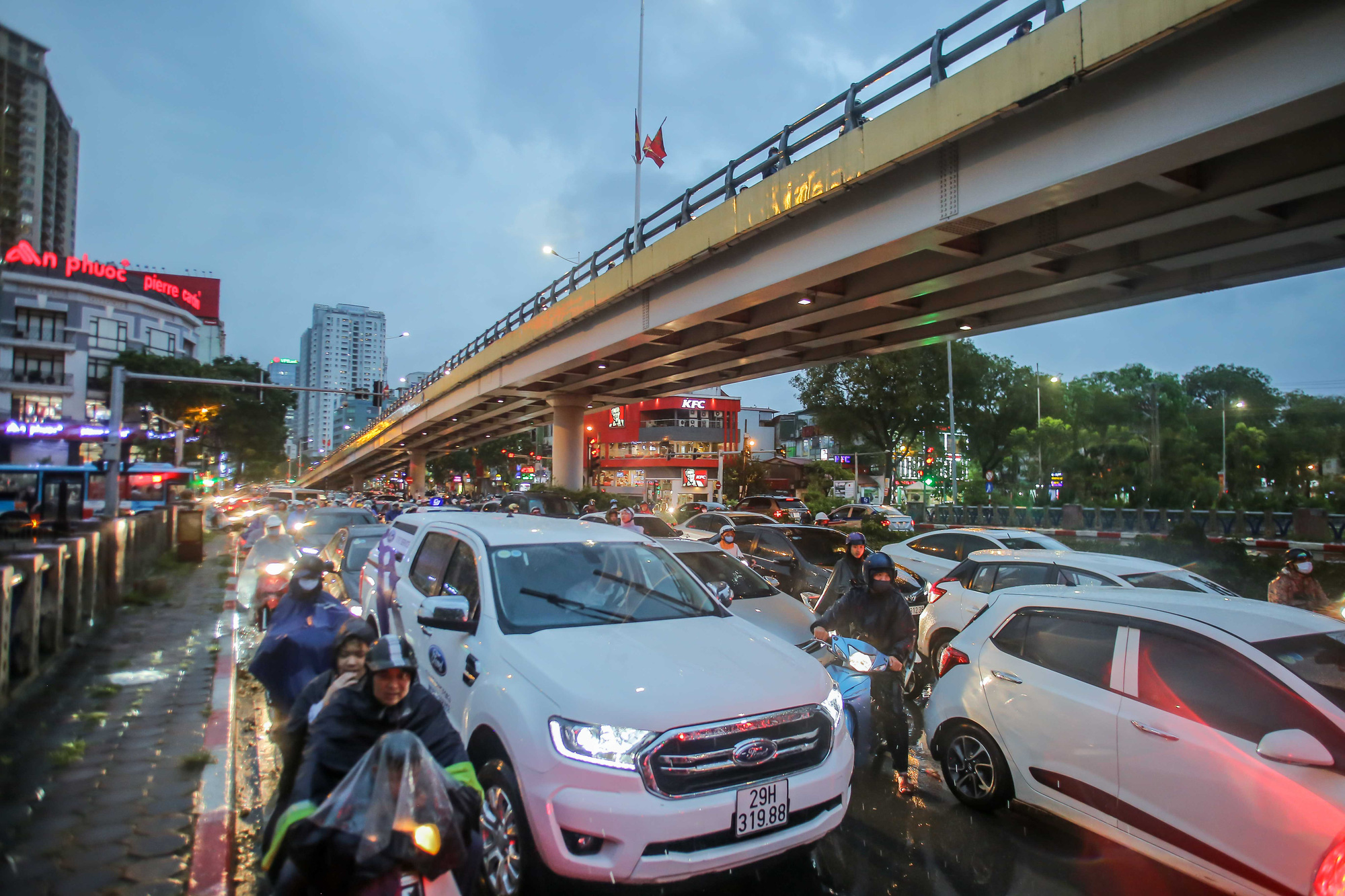 CLIP: Many people get lost in the middle of Hanoi street after a strong tornado - Photo 7.