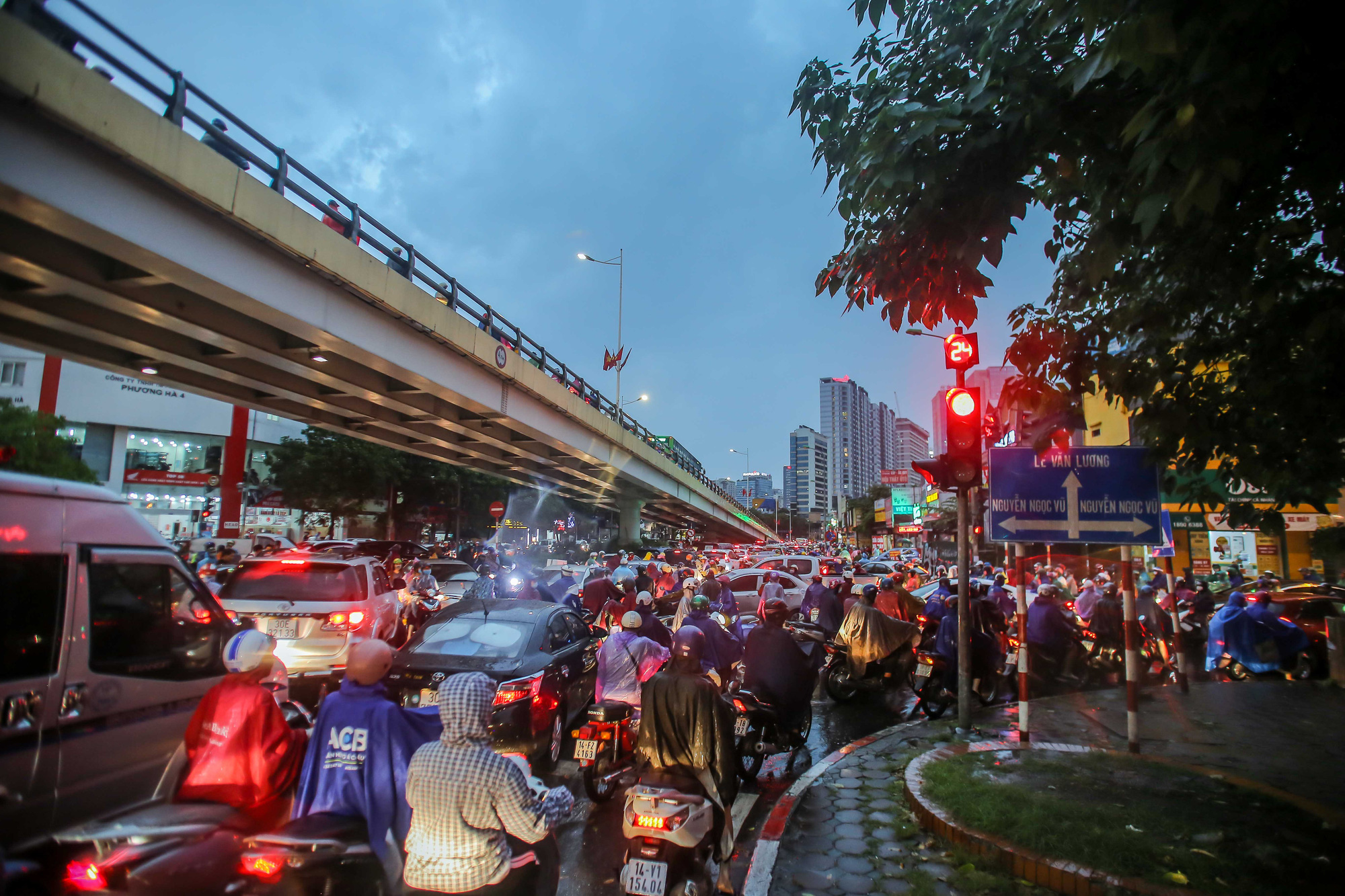 CLIP: Many people get lost in the middle of Hanoi street after a strong tornado - Photo 8.