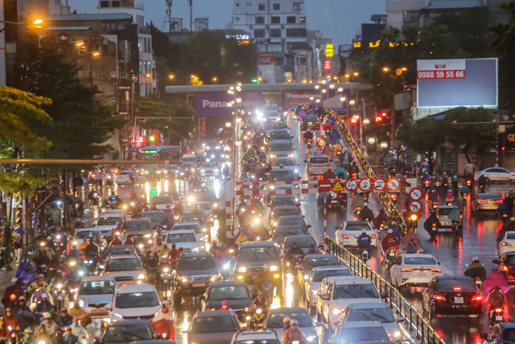 CLIP: Many people get lost in the middle of Hanoi street after a strong tornado - Photo 10.