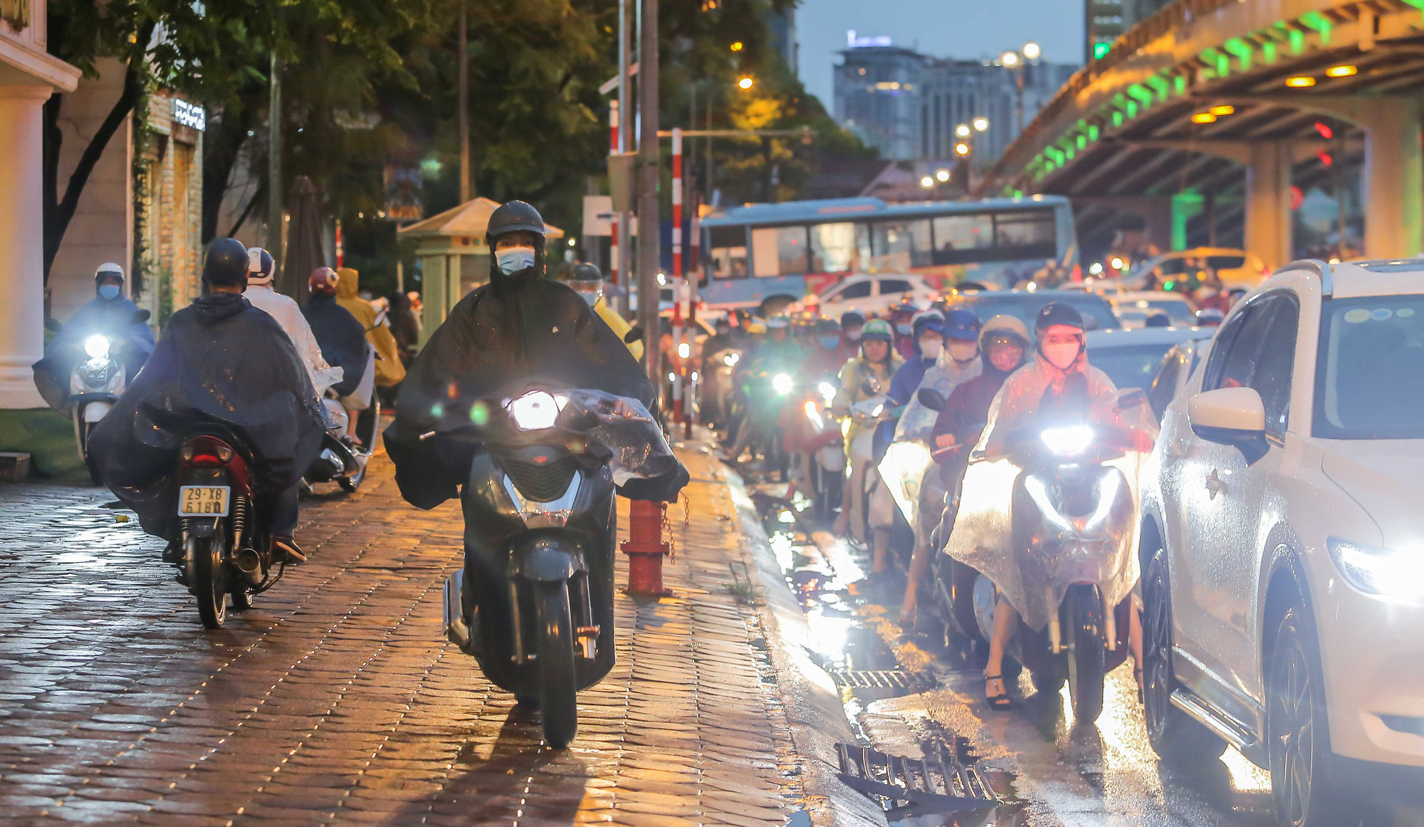 CLIP: Many people get lost in the middle of Hanoi street after a strong tornado - Photo 12.