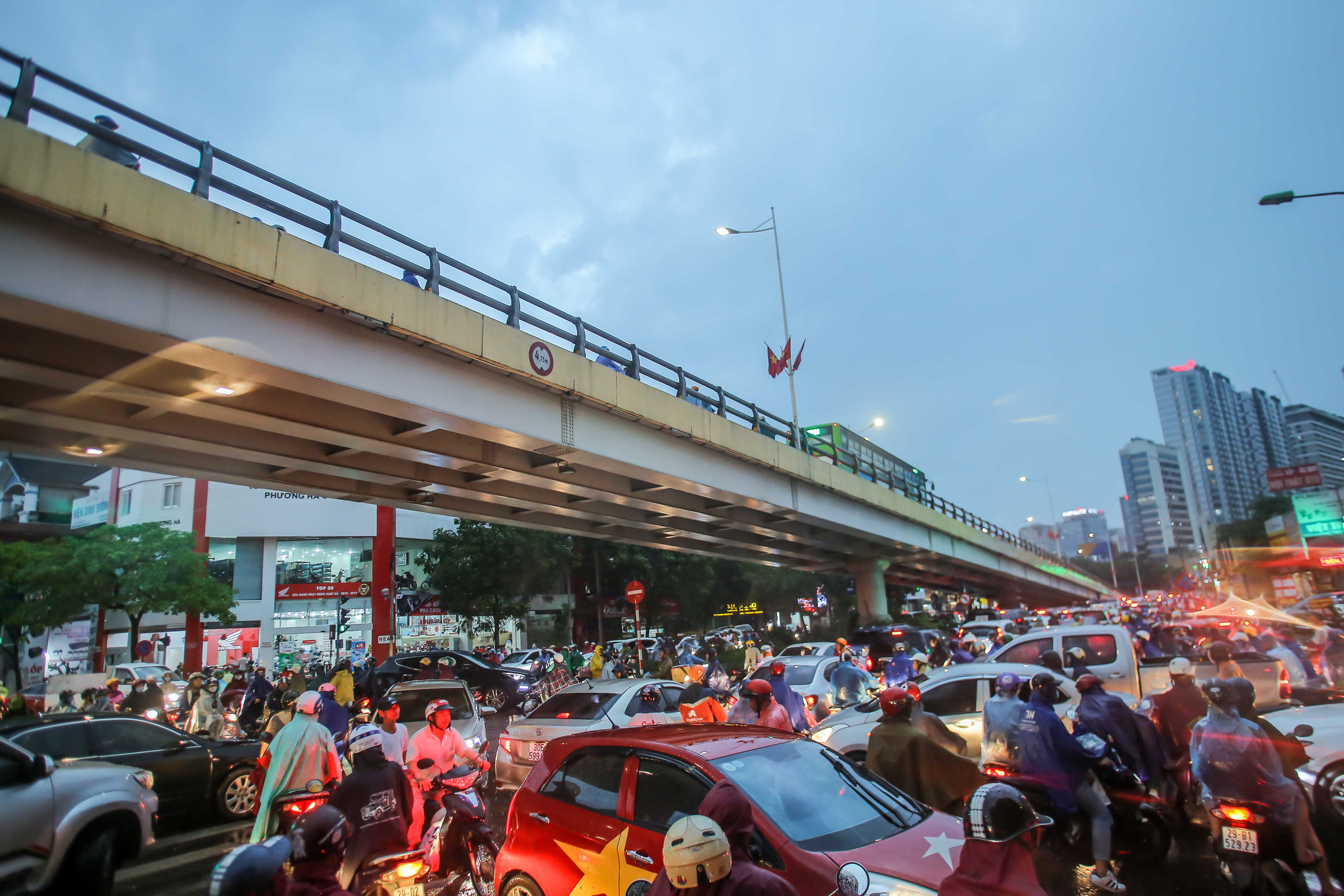 CLIP: Many people get lost in the middle of Hanoi street after a strong tornado - Photo 13.