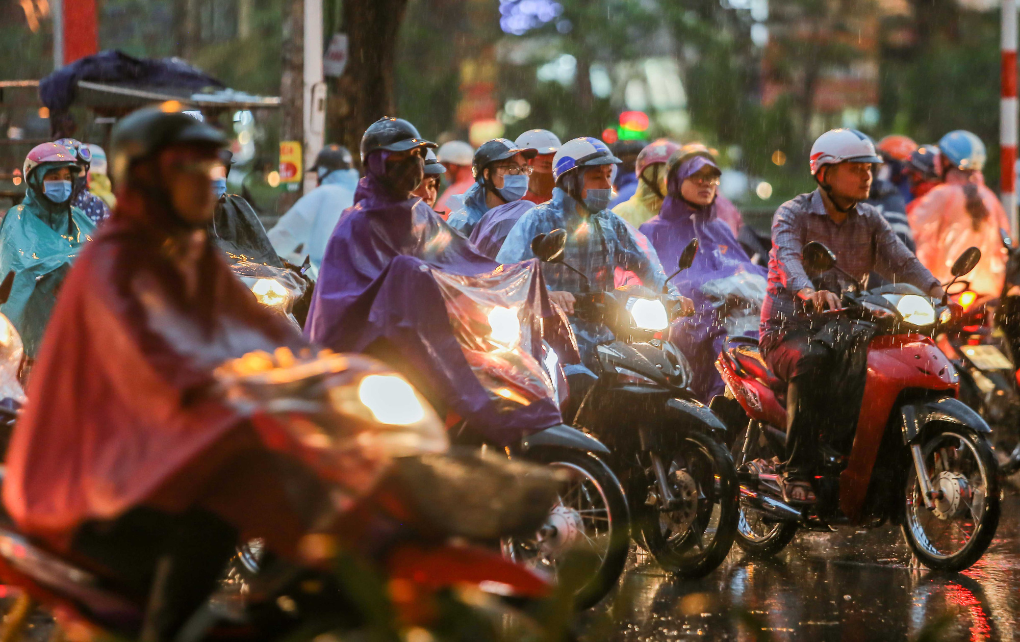 CLIP: Many people get lost in the middle of Hanoi street after a strong tornado - Photo 14.