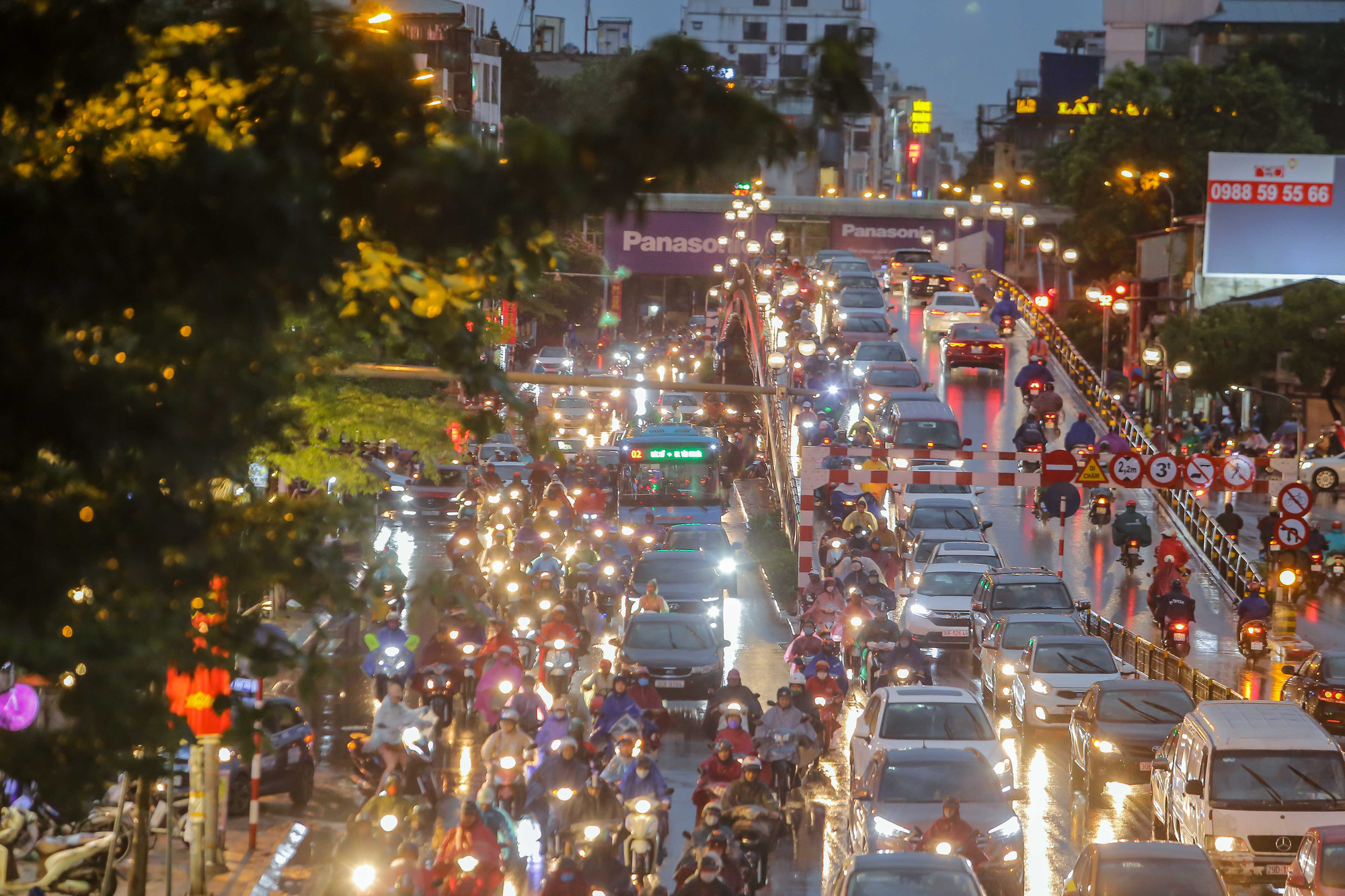 CLIP: Many people get lost in the middle of Hanoi street after a strong tornado - Photo 15.