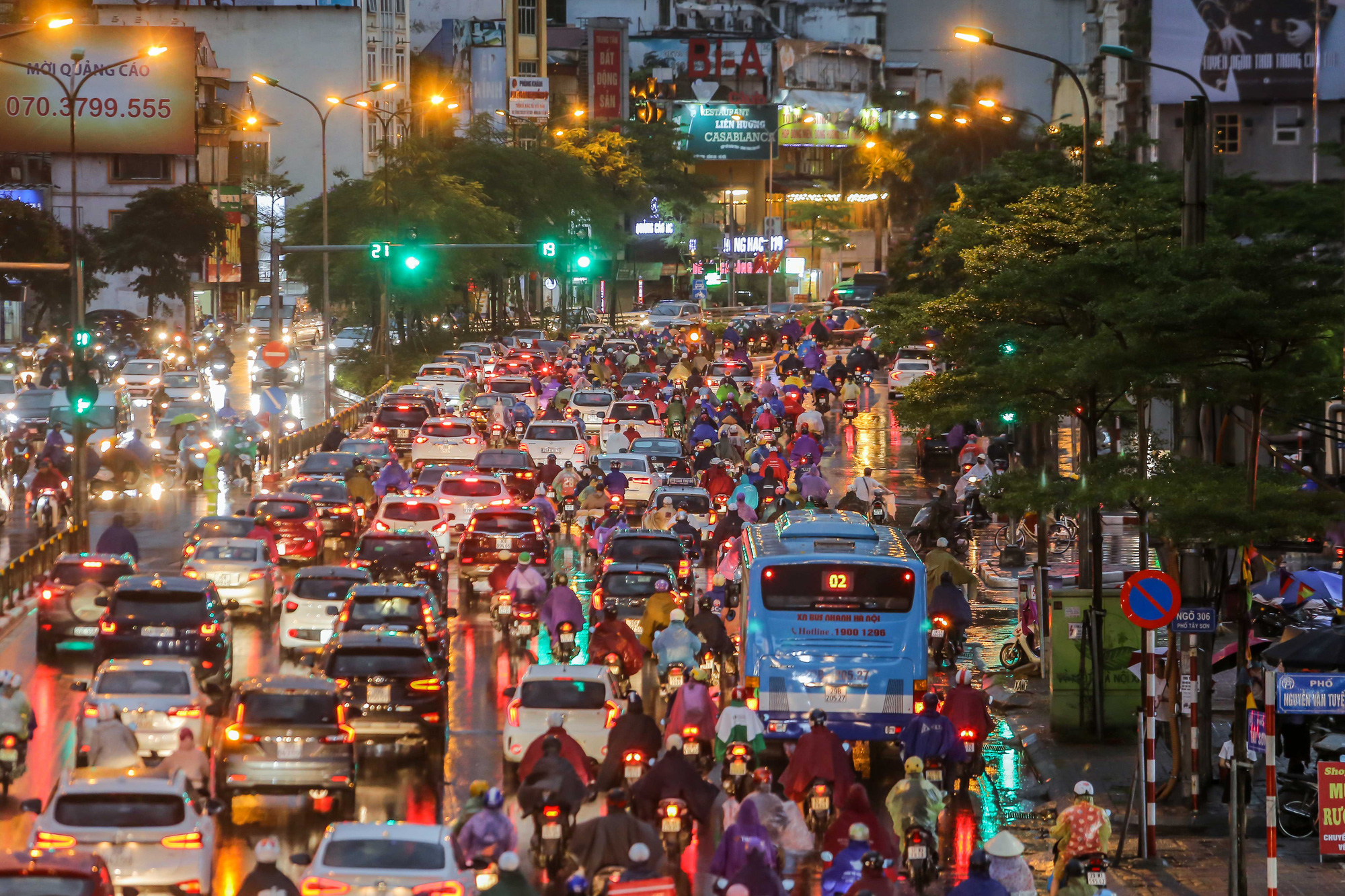 CLIP: Many people get lost in the middle of Hanoi street after a strong tornado - Photo 16.