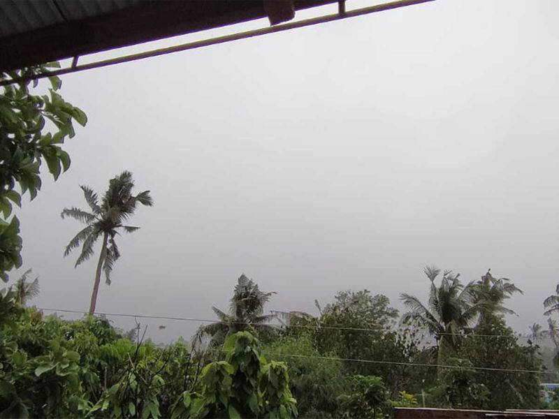 A strong storm hit the Philippines, tens of thousands of people ran and worried about Covid-19 - Photo 1.