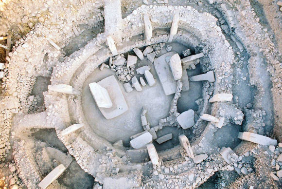 Tòa thành cự thạch ma quái 11.500 tuổi hiện hình giữa hoang mạc - Ảnh 1.