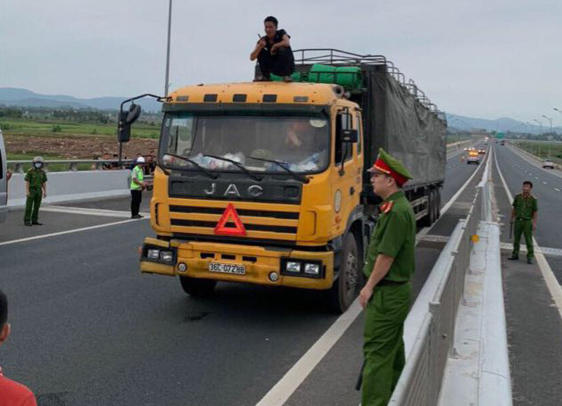 Nam thanh niên cầm dao dọa chém người trên cao tốc, gây thương tích cho công an xã - Ảnh 1.