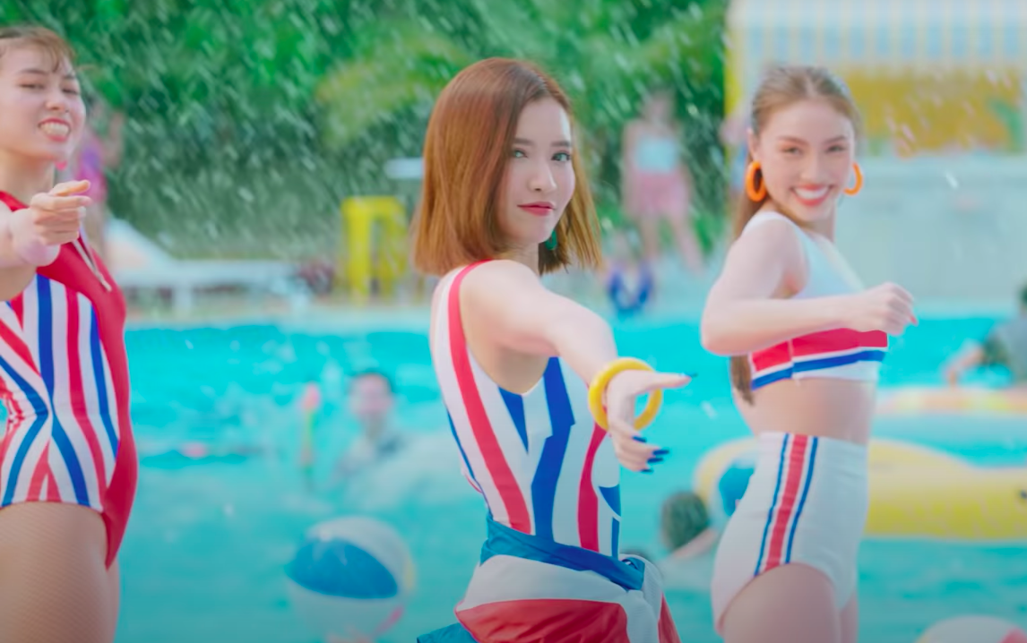 Bích Phương Khuấy Động Đường Đua Âm Nhạc Mùa Hè Với Bikini 