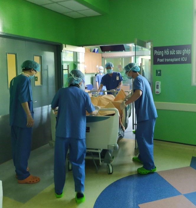 Cận cảnh trắng đêm với ca ghép gan xuyên Việt - Ảnh 4. Cận cảnh trắng đêm với ca ghép gan xuyên Việt - Ảnh 4.