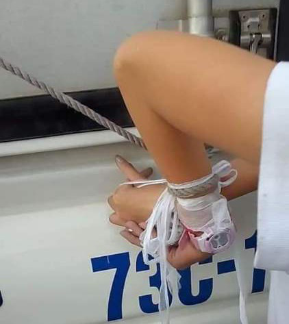 Mẹ trói tay con gái 11 tuổi của mình vào thùng xe tải đánh đập để… phạt trộm - Ảnh 2.