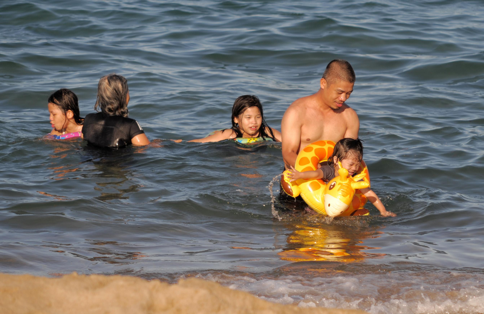Khánh Hòa: Người dân vùng xanh được tắm biển từ 16-10 - Ảnh 1.