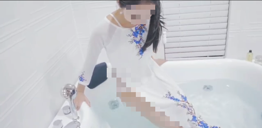 Xin lỗi vì mặc áo dài không quần, nữ YouTuber Hàn Quốc vẫn bị ném đá - Ảnh 1.