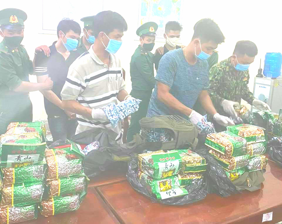 Bắt 2 thanh niên từ Hà Nam, Hải Phòng vào An Giang vận
chuyển 40kg ma túy đá - Ảnh 1. Bắt 2 thanh niên từ Hà Nam, Hải Phòng vào
An Giang vận chuyển 40kg ma túy đá - Ảnh 1.