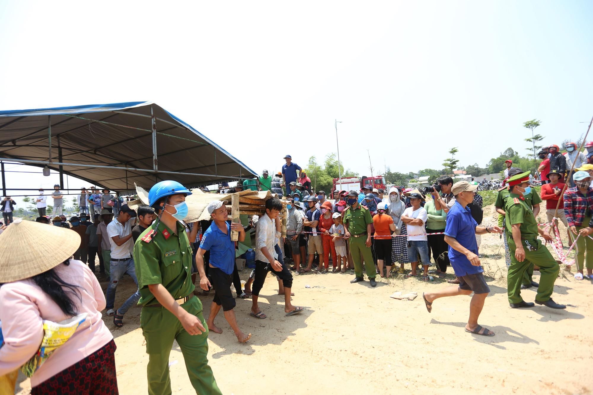 Boat of more than 5 missing persons in the Thu Bon River: They found the bodies of three victims - Photo 1.