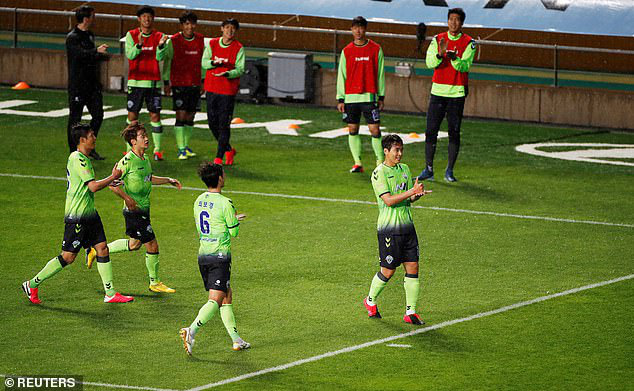 Sao 41 tuổi ghi bàn, Jeonbuk Motors thắng mở màn K-League - Ảnh 3. Sao 41 tuổi ghi bàn, Jeonbuk Motors
thắng mở màn K-League - Ảnh 3.