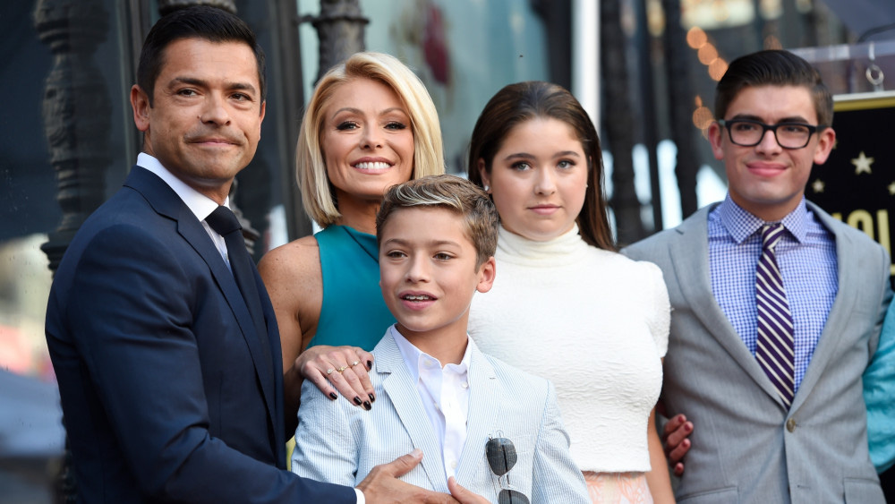 Diễn viên Hollywood tiết lộ chuyện "bắt ghen''