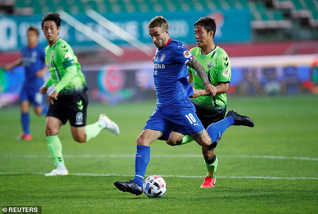 Sao 41 tuổi ghi bàn, Jeonbuk Motors thắng mở màn K-League - Ảnh 4. Sao 41 tuổi ghi bàn, Jeonbuk Motors
thắng mở màn K-League - Ảnh 4.