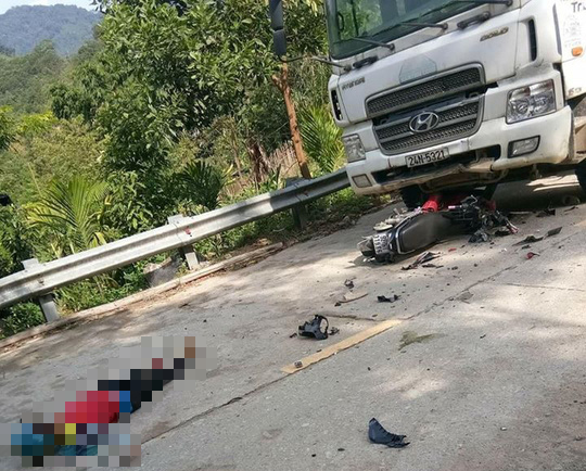 Tai nạn giữa xe máy và xe tải, 2 người chết - Ảnh 1.