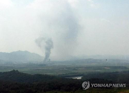 Nóng: Triều Tiên cho nổ tung văn phòng liên lạc liên Triều - Ảnh 1.