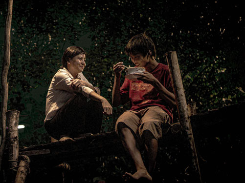 Phim Ròm - Một tác phẩm điện ảnh đầy nội lực và cảm xúc với câu chuyện chân thật về cuộc sống của một cậu bé ở Sài Gòn. Phim Ròm đã làm xúc động rất nhiều khán giả và được đánh giá cao trong giới điện ảnh. Hãy xem hình ảnh để có động lực để xem phim và khám phá chân thật về câu chuyện đầy cảm xúc này.