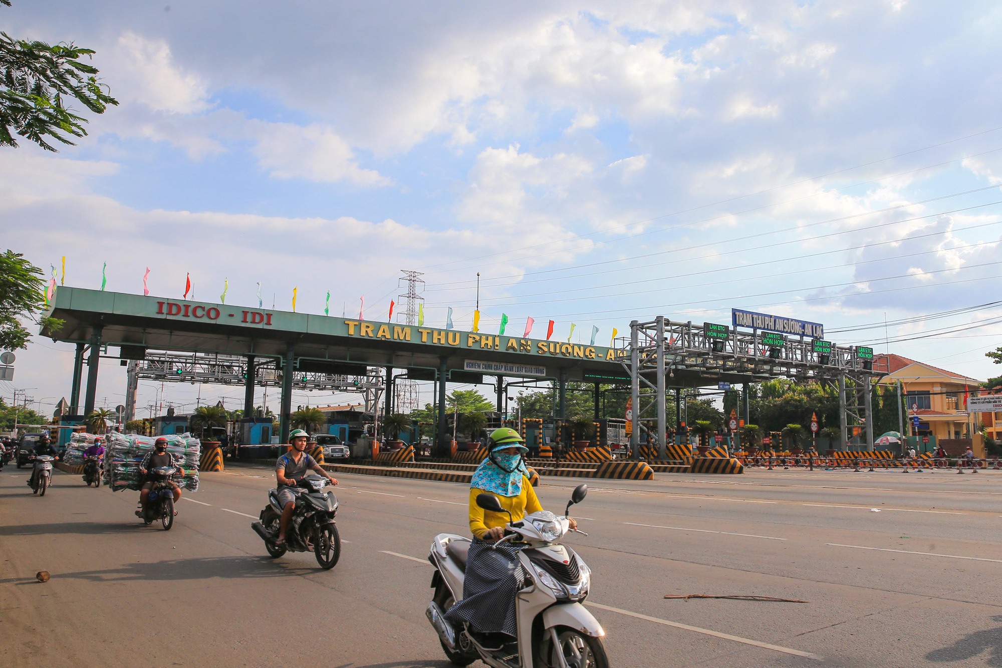 TP HCM khẩn trương lên phương án gia hạn vé tháng, vé quý ở trạm BOT - Ảnh 1. TP HCM khẩn trương lên phương án gia hạn vé tháng, vé quý ở trạm BOT - Ảnh 1.