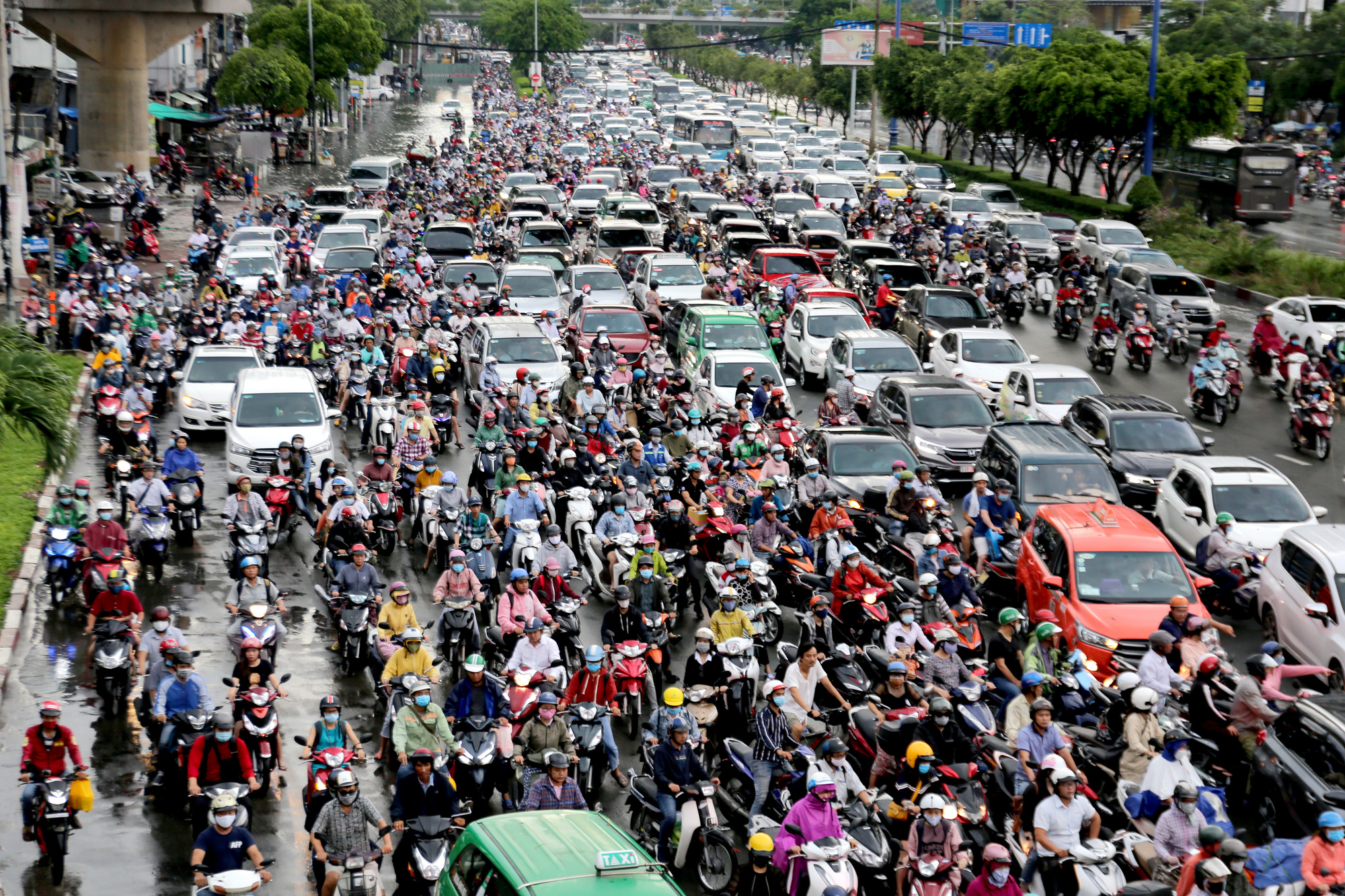 TP HCM: Đường ngập nước lại kẹt xe, hàng ngàn người bơ phờ - Báo Người lao  động