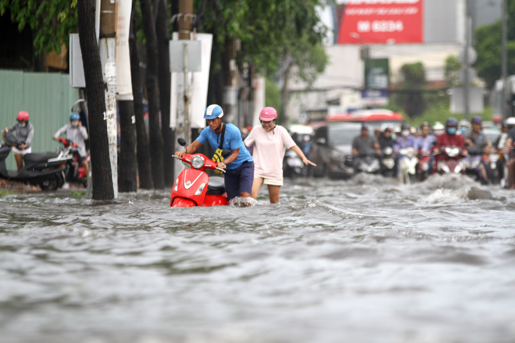 TP.HCM tạm ngưng 'siêu máy bơm' chống ngập đường Nguyễn Hữu Cảnh - 1