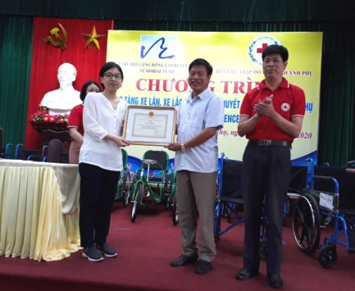 Quỹ Lawrence S. Ting trao tặng 250 chiếc xe lăn, xe lắc cho người khuyết tật - Ảnh 2.