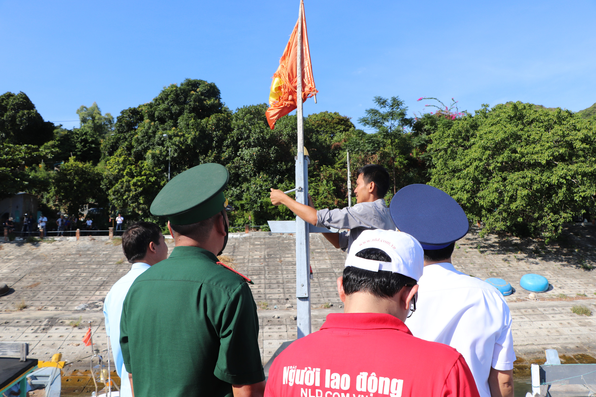 Sự kiện trao tặng lá cờ Tổ quốc cho ngư dân Ninh Thuận tại địa phương đã diễn ra thành công với sự tham gia của đông đảo người dân. Chúng ta cùng xem những hình ảnh đầy tình cảm và ý nghĩa này để cảm nhận thêm niềm vinh dự và trách nhiệm của mỗi người dân Việt Nam.