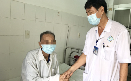 Cụ &ocirc;ng 80 tuổi sốc nhiễm tr&ugrave;ng sau nhiều ng&agrave;y b&iacute; tiểu, nước tiểu trắng đục như sữa - Ảnh 3.