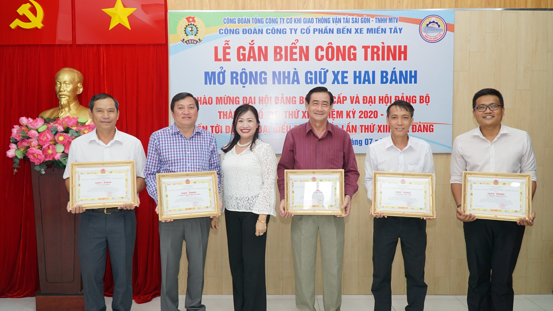 Bến xe Miền Tây: Gắn biển công trình chào mừng Đại hội Đảng các cấp - Ảnh 2.