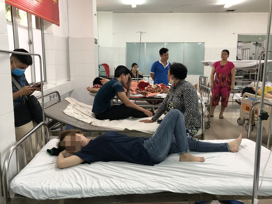 Hơn 60 công nhân tăng ca nhập viện vì hít phải khí gas bị rò rỉ - Ảnh 1.