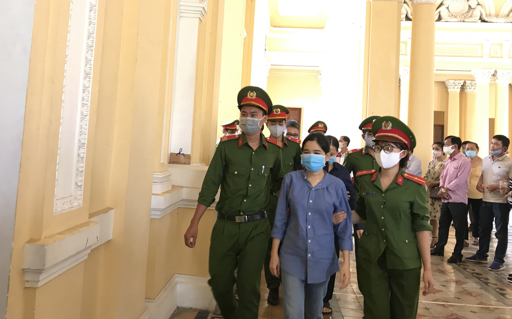 Ông Trầm Bê cùng thuộc cấp không cần bồi thường cho Sacombank - Báo ...