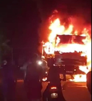 Xe tải bốc cháy ngùn ngụt trong đêm khi va chạm xe máy, 1 người tử vong - Ảnh 1.