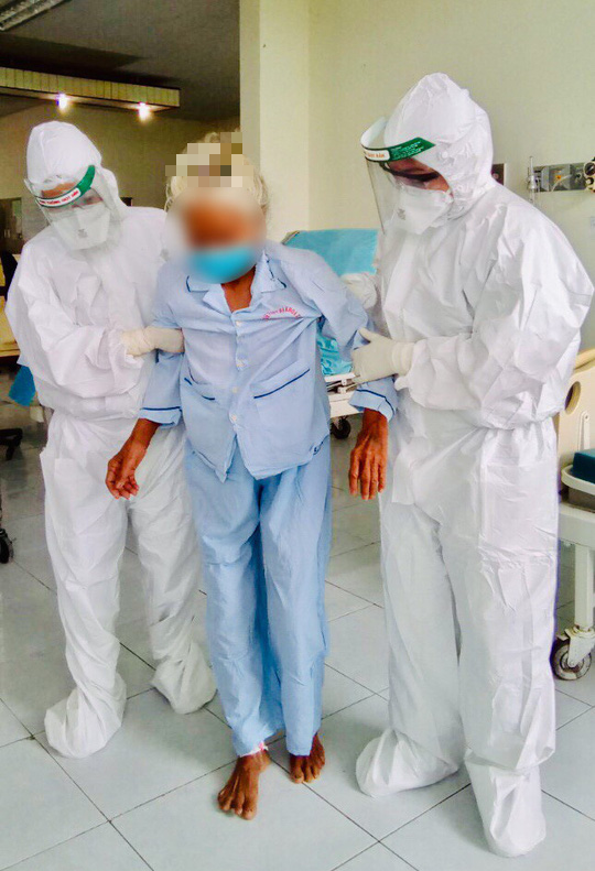 Lời mời dễ thương của bệnh nhân 100 tuổi mắc Covid -19  ở Quảng Nam gửi đến bác sĩ - Ảnh 2.