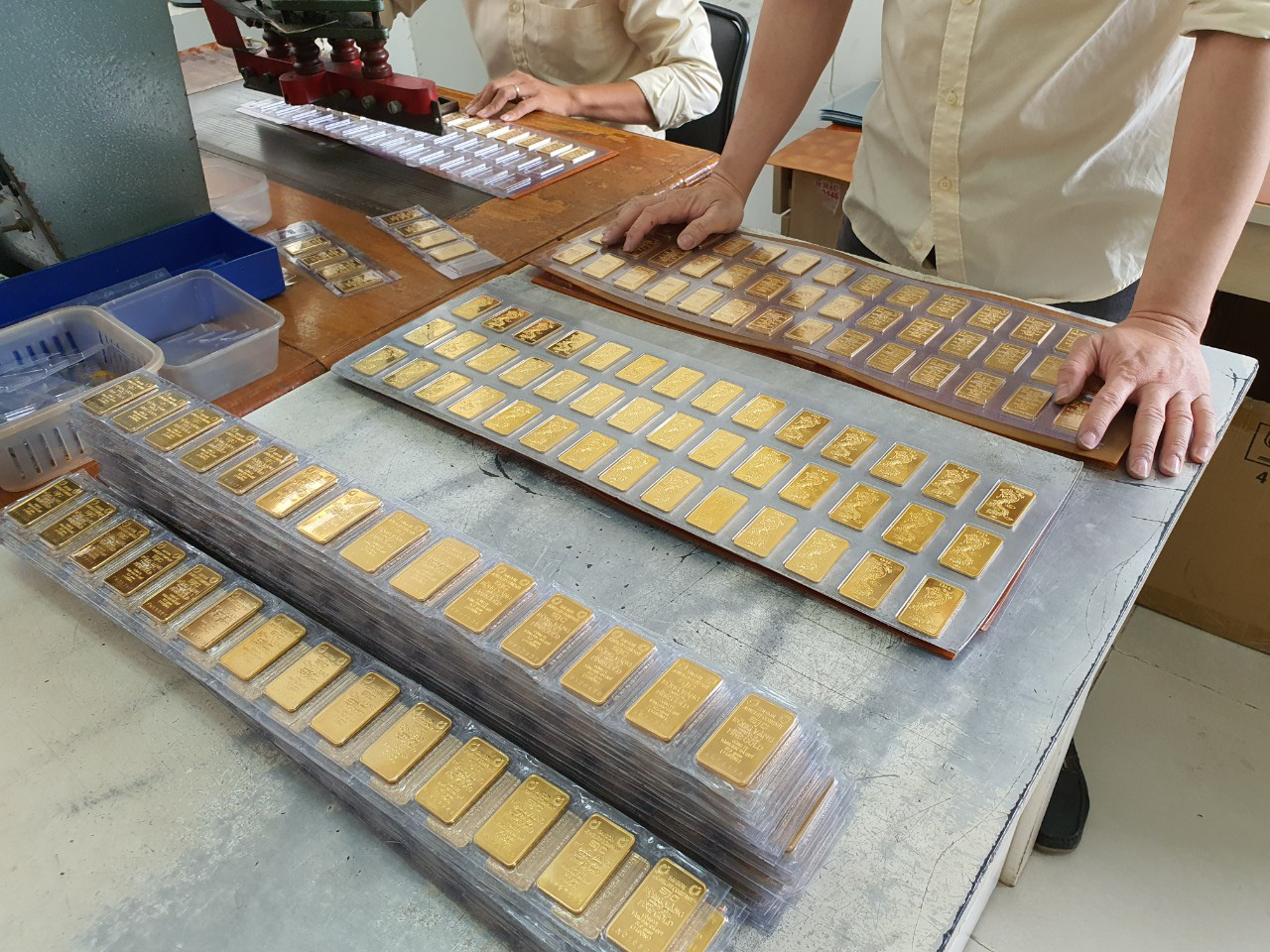 Tiết lộ từ Ngân hàng Nhà nước: Người dân TP HCM đã bán hàng trăm ngàn lượng vàng - Ảnh 1.