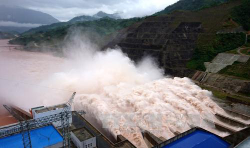 Mưa lũ khiến 6 người chết, hồ chứa thủy điện Lai Châu phải xả 5 cửa - Ảnh 1.