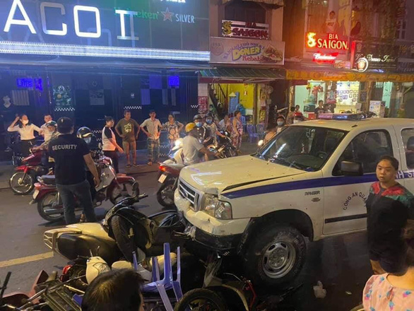 The neighborhood police car rushed towards a series of restaurants on Tay Bui Vien Street - Photo 2.