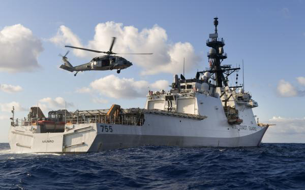 Một chiếc trực thăng MH-60S Sea Hawk thuộc Phi đội trực thăng chiến đấu trên biển số 21 của Mỹ bay phía trên tàu USCGC Munro (WMSL 755) trong tập trận RIMPAC 2020. Ảnh: U.S. Navy